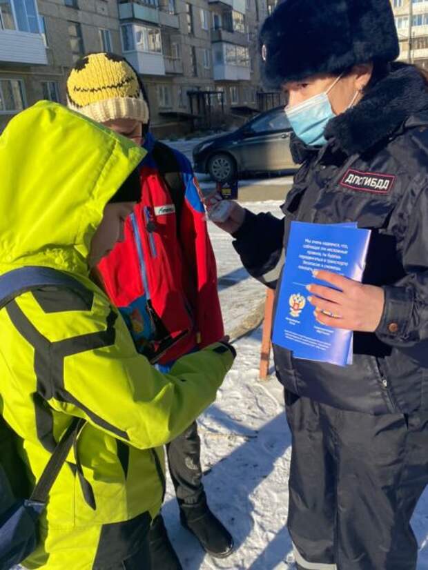 ГИБДД и ЮИД проводят профилактические беседы с детьми в дворовых территориях Кировграда