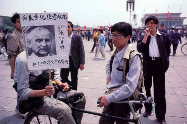 Одна из самых знаменитых фотографий протеста на Тяньаньмэнь-1989. А ведь с обеих сторон противостояния стоят фактически ровесники: студенты и солдаты.-8