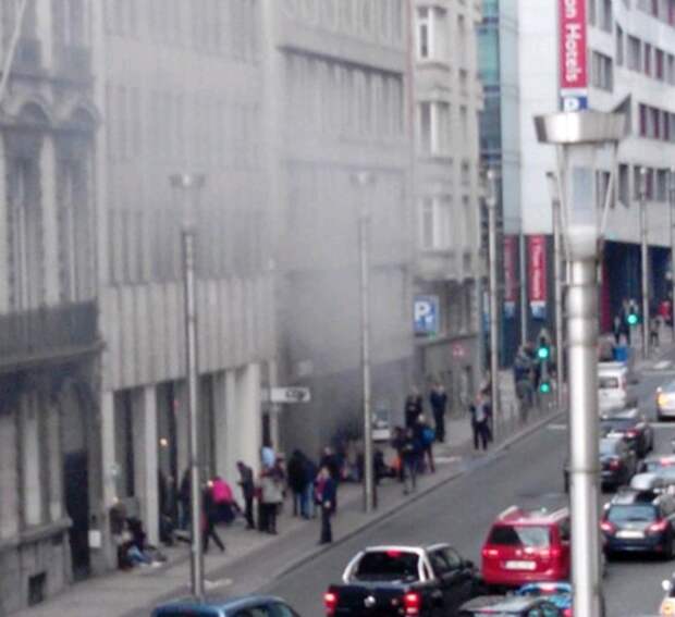 Дым поднимается из вестибюля станции метро Маалбек в Брюсселе. Фото: Твиттер massart_serge 
