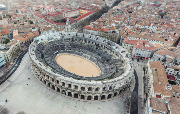 Арена в Ниме, Франция. \ Фото: thedronegirl.com.