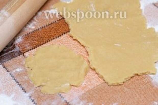 Раскатать из теста пласт толщиной 5-10 мм и разделить его на основания для ватрушек —  получится 7-8 штук. 