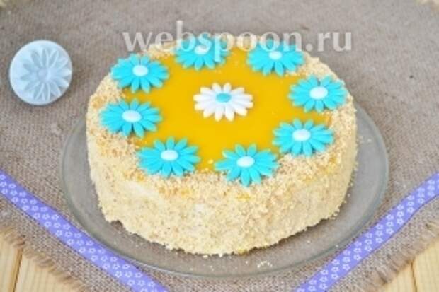 По желанию можно украсить торт цветами из сахарной мастики. Поставить торт пропитаться на несколько часов и можно подавать!