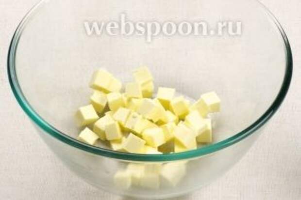 Холодное сливочное масло порубить на кубики.