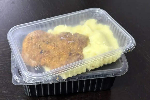 В Красноярске двое мужчин украли 250 кг котлет, рыбы, курицы и плова