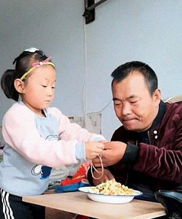 Вот уже два года 6-летняя Цзя Цзя заботится о парализованном отце  дочь, истории, китай, отец, парализованный, помощь, фото
