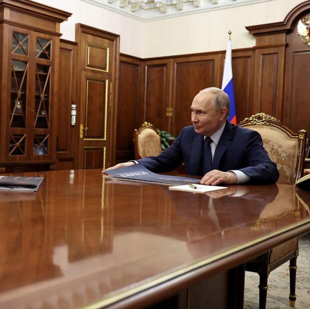 Владимир Путин провел рабочую встречу с генеральным директором КАМАЗа