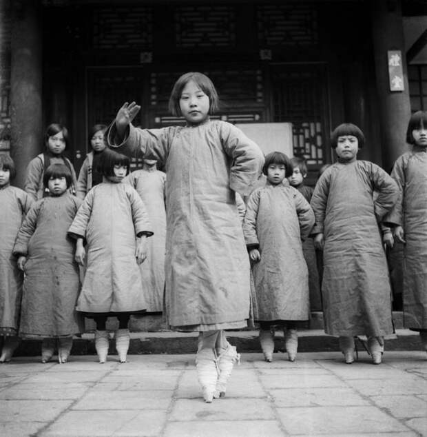 Девочки на занятиях в театральной студии при Пекинской опере. Пекин, 1934 г.