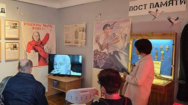 Разведчики, пехотинцы, летчики: Сергей Жигунов открыл в Крыму выставку, посвященную актерам-фронтовикам