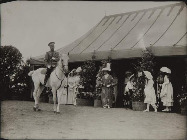 1900-е. Император Николай II на коне, под навесом его семья и родственники.jpg