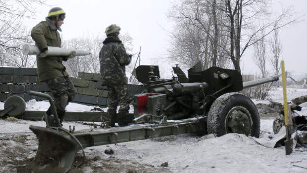 Украинский военный заряжает пушку в окрестностях Донецкого аэропорта. Архивное фото