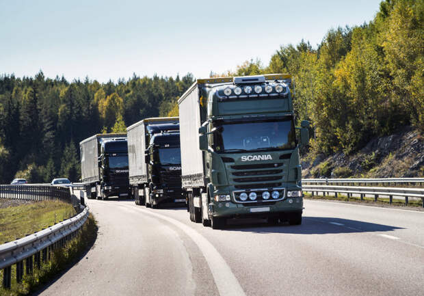 При движении на трассе водители легковых автомобилей часто видят необычное решение: несколько большегрузов едут практически вплотную друг к другу.