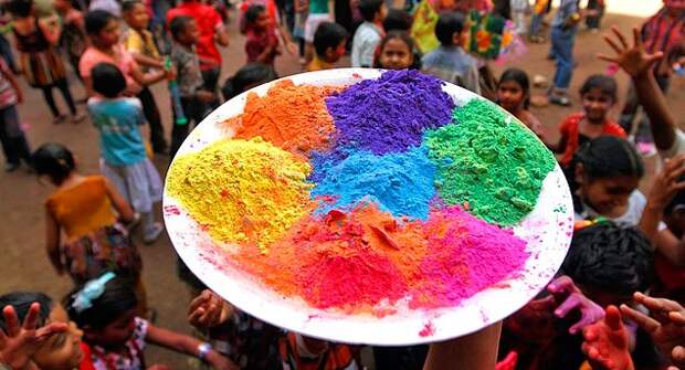 Фестиваль под названием "Holi Fest" ежегодно проходит в Индии: тысячи людей наслаждаются разноцветными порошками, посыпая ими друг друга.