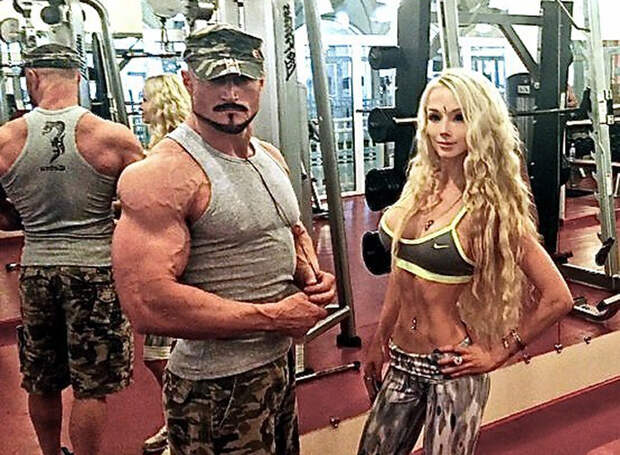 Живая Барби Валерия Лукьянова и ее друг Бруно в спортзале.
