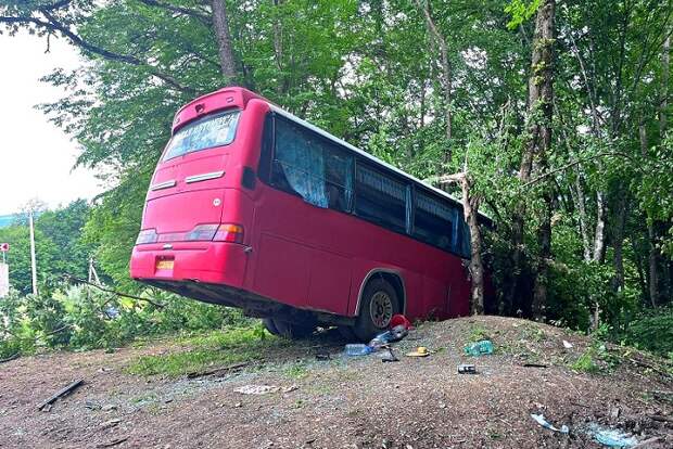 Число пострадавших в ДТП с туристическим автобусом на Кубани выросло до 16