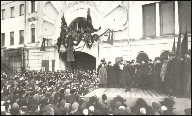 Выступление артистов на уличной эстраде у здания театра Зона, 7 ноября 1918 года