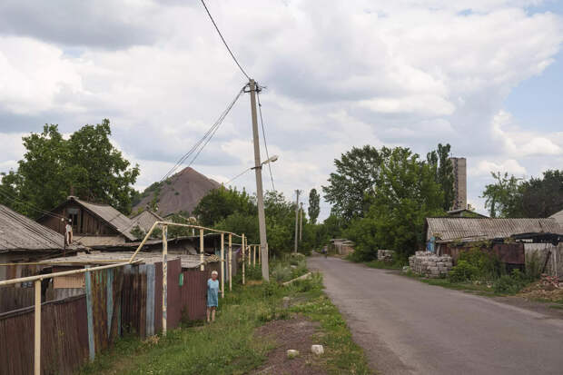 Женщина смотрит на улицу из своего дома во время эвакуации в городе Дзержинск (Торецк) - РИА Новости, 1920, 17.07.2024