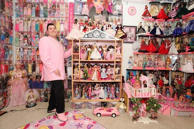 Мужчина, у которого самая большая в мире коллекция кукол Барби. коллекции, прикол, странные коллекции, юмор