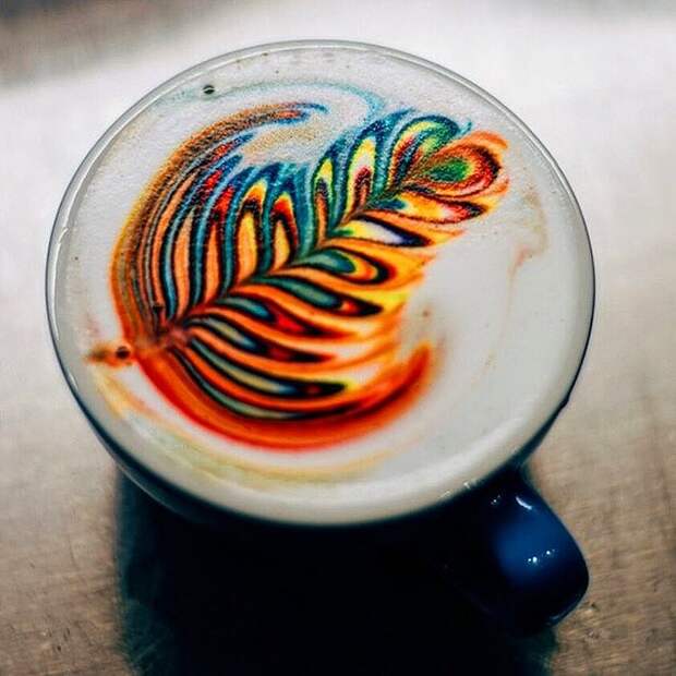 Креативный бариста делает разноцветные рисунки на кофе