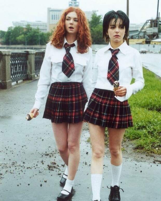 Участницы группы «t.A.T.u.» Юля Волкова и Лена Катина, 2002 год Участницы группы «t.A.T.u.» Юля Волкова и Лена Катина, 2002 год