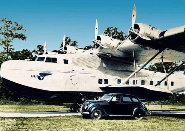Гидросамолёт Мартин 130 Clipper и автомобиль Chrysler Airflow. США, 1937 история, ретро, фото
