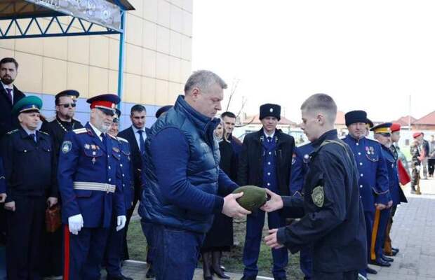 Игорь Бабушкин вручил астраханским кадетам оливковые береты