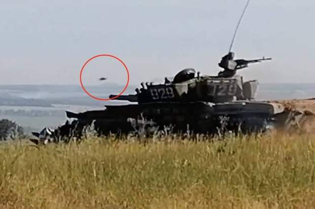 Танк Т-72 союзных сил выдержал прямой удар украинской ПТУР