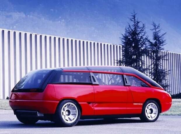Минивэн Bertone с двигателем Lamborghini V12, опередивший свое время