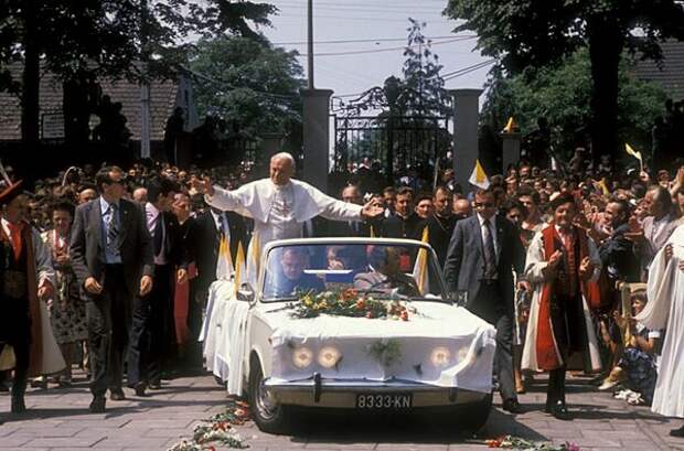 Иоанн Павел II стоит в Polski Fiat 125p перед Ченстоховским собором во время своего первого паломничества в Польшу, 1979 г., фото: Кшиштоф Павла / Форум