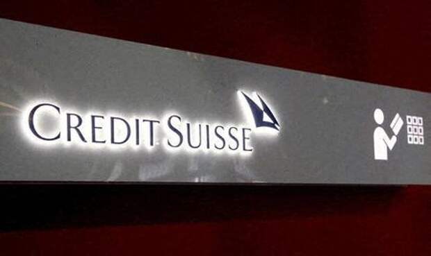 The logo of Swiss bank Credit Suisse is seen at a branch office in Zurich, Switzerland, November 3, 2021. Picture taken November 3, 2021. REUTERS/Arnd WIegmann 