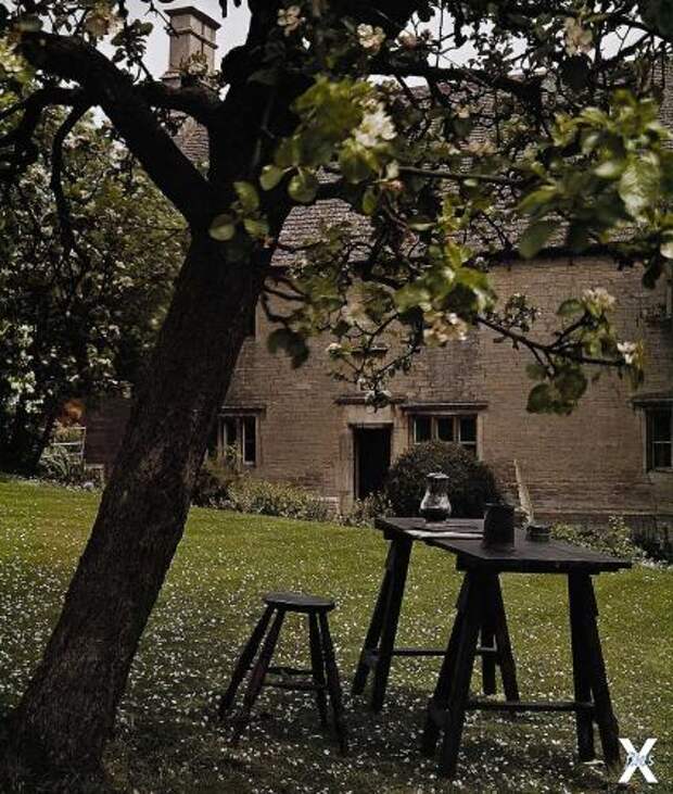 Рабочий стол Ньютона под яблоней в родовой усадьбе ученого в Вулсторпе в британском графстве Линкольншир