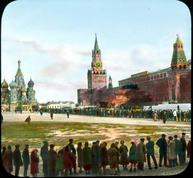 Москва. Красная площадь, с толпами в Мавзолей