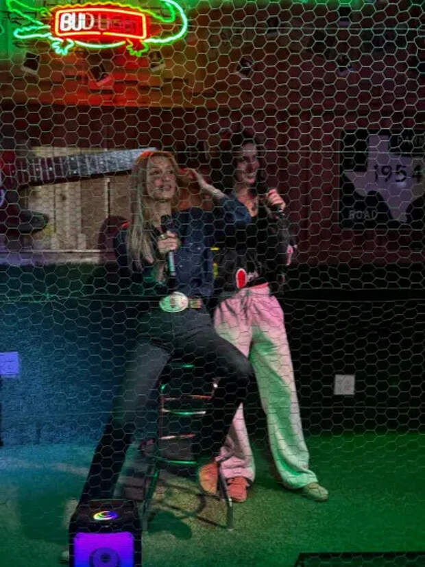 Белла Хадид с подругой