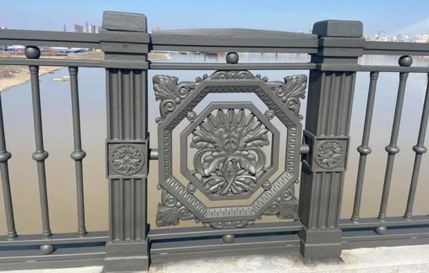 «Пластилиновый» забор установили на Октябрьском мосту