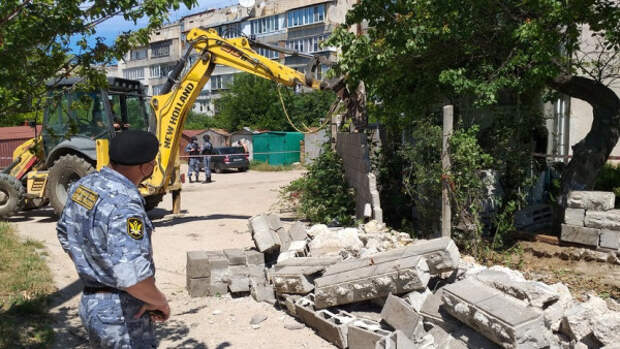 Судебные приставы сносят двухэтажное здание в Казачьей бухте