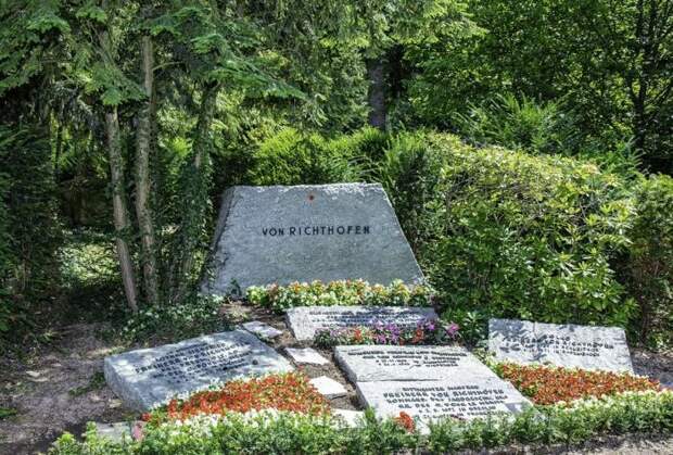 Могила семьи Рихтгофен на Южном кладбище в Висбадене. \ Фото: bing.com.