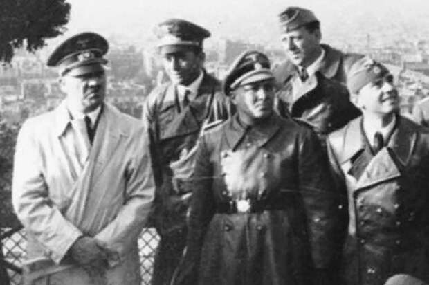 Борман (справа от Гитлера) в Париже - июнь 1940 года