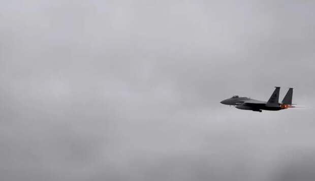 Странные бомбардировки: США наносят удары по району катапультирования лётчика