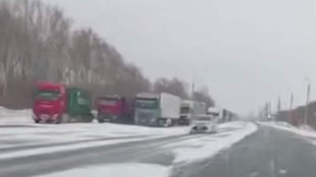 Десятки большегрузов скопились на выезде из Барнаула из-за ограничений на трассах