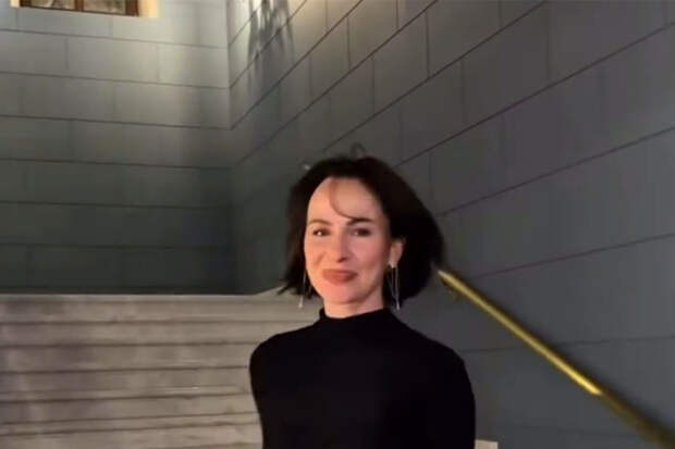 Певица Саша Зверева пришла в московский театр в ультракоротком платье