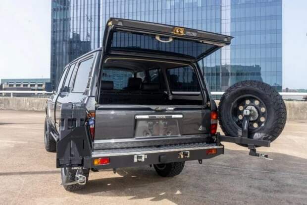 Модифицированный Toyota Land Cruiser 1988 с сиденьями от BMW 5-й серии