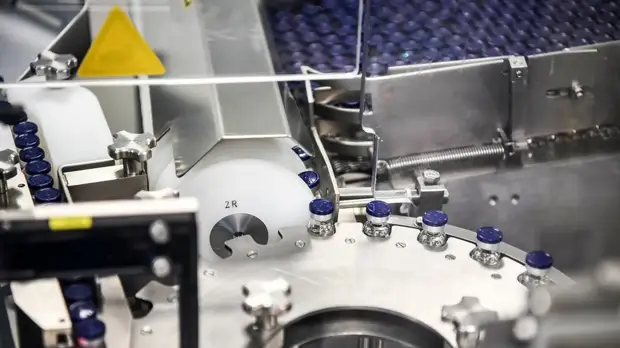 «Продукция на экспорт»: Мантуров назвал ожидаемый объём производства в России вакцин от коронавируса в 2022 году