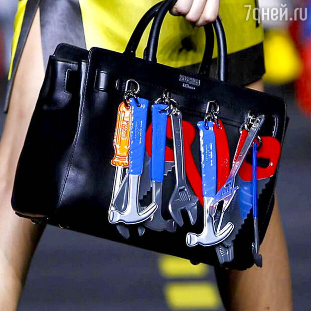 На показе Moschino