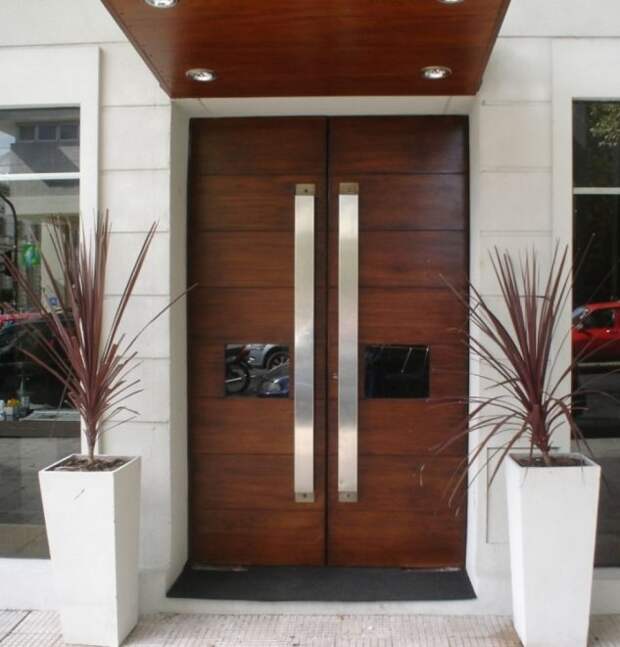 Нетривиальная деревянная дверь из цельной породы древесины. 