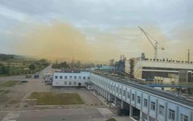 На ровенском химзаводе произошла авария. На территории завис оранжевый дым