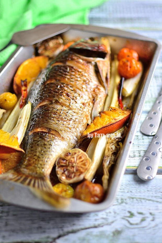 Карп, запеченный с апельсинами и сельдереем