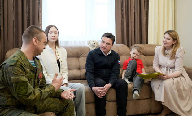 Андрей Воробьев навестил героя СВО и его семью в Электрогорске накануне Пасхи