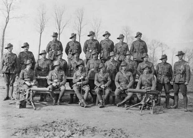Офицеры и сержанты 24-й пулемётной роты в марте 1918 года, сержант Седрик Попкин - второй справа в среднем ряду. \ Фото: thefamousbirthdays.com.