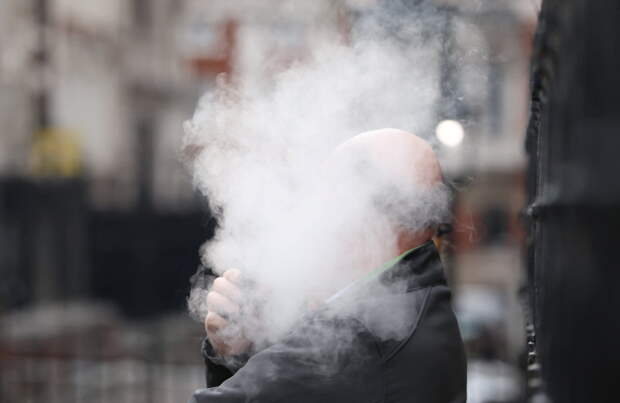 Врач назвал вредящую здоровью сильнее сигарет привычку