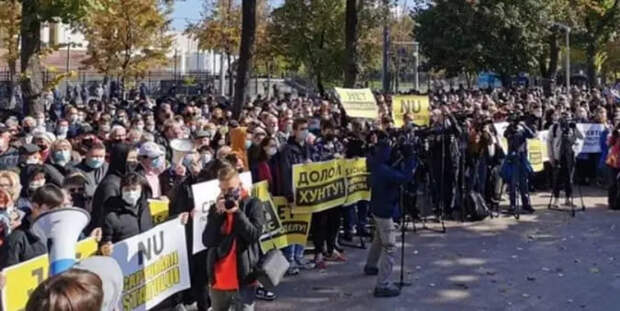 Один из самых массовых за последнее время митингов удалось собрать молдавской оппозиции в Кишиневе....
