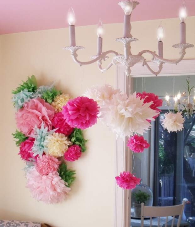 С помощью гофрированной бумаги можно создать огромные цветы для декора праздника